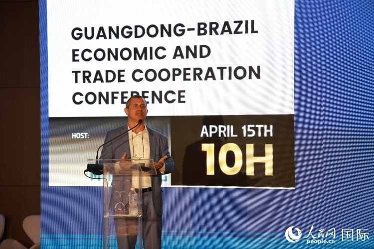 巴西里約州能源和海洋經濟部國務秘書費利佩·佩肖托在推介會上致辭。人民網記者 陳海琪攝