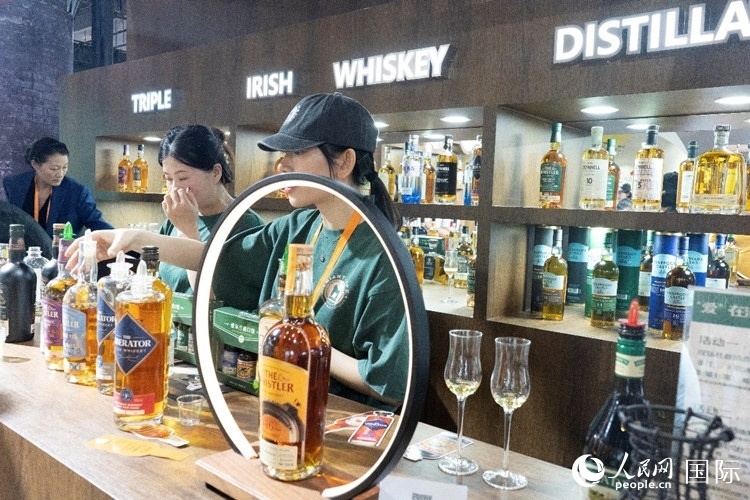第四屆中國國際消費(fèi)品博覽會愛爾蘭國家館內(nèi)的參展商。人民網(wǎng) 常沙攝