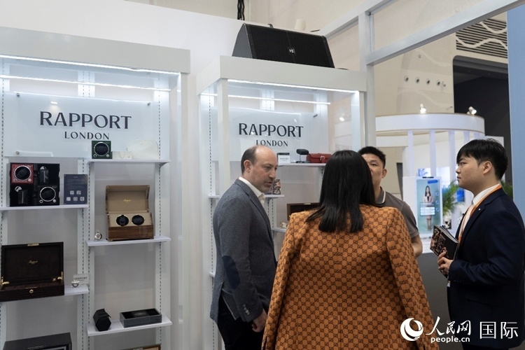 客商在第四屆中國國際消費(fèi)品博覽會英國國家館內(nèi)交談。人民網(wǎng) 常沙攝
