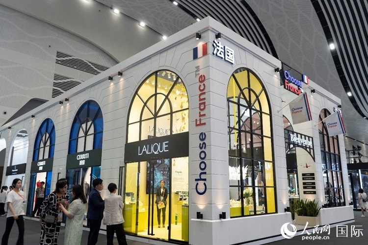 第四屆中國國際消費(fèi)品博覽會法國國家館。人民網(wǎng) 常沙攝
