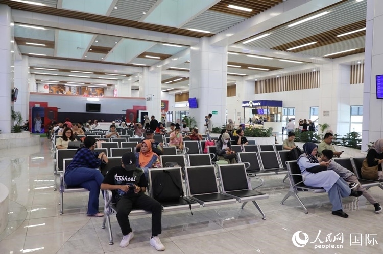 乘客在雅萬高鐵雅加達哈利姆站候車。人民網記者 曹師韻攝