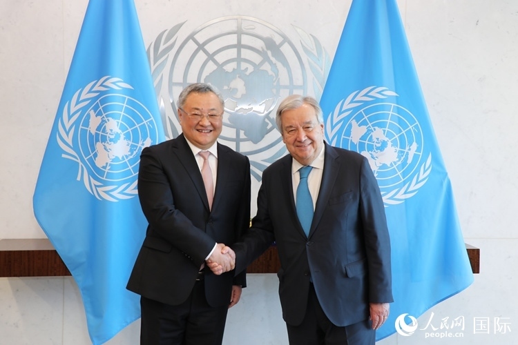 4月16日，中國(guó)新任常駐聯(lián)合國(guó)代表、特命全權(quán)大使傅聰在紐約聯(lián)合國(guó)總部向聯(lián)合國(guó)秘書長(zhǎng)古特雷斯遞交了全權(quán)證書。 人民網(wǎng)記者 李志偉攝