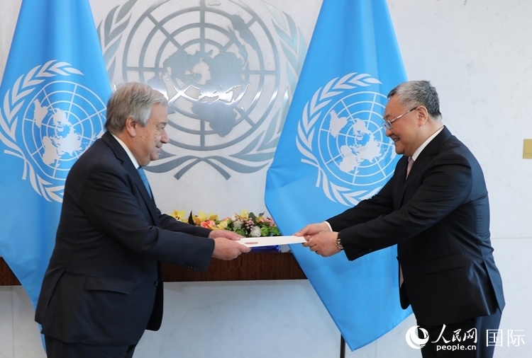 4月16日，中國(guó)新任常駐聯(lián)合國(guó)代表、特命全權(quán)大使傅聰在紐約聯(lián)合國(guó)總部向聯(lián)合國(guó)秘書長(zhǎng)古特雷斯遞交了全權(quán)證書。 人民網(wǎng)記者 李志偉攝