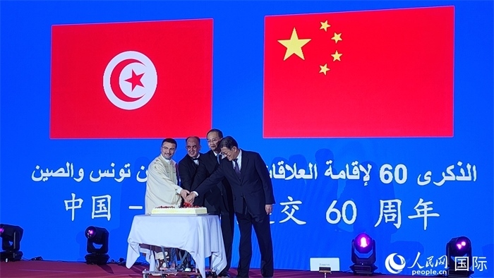 與會(huì)嘉賓共同切紀(jì)念蛋糕，從左至右分別為突尼斯國(guó)家旅游局局長(zhǎng)侯賽因、突尼斯駐華大使阿迪勒·阿拉比、外交部副部長(zhǎng)鄧勵(lì)、中國(guó)人民對(duì)外友好協(xié)會(huì)副會(huì)長(zhǎng)李希奎。人民網(wǎng)記者 萬(wàn)宇攝