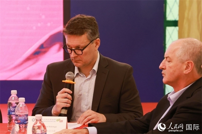 中巴友好協(xié)會主席恩里克·諾布雷加（左）在座談會上致辭。人民網(wǎng)記者 陳海琪攝