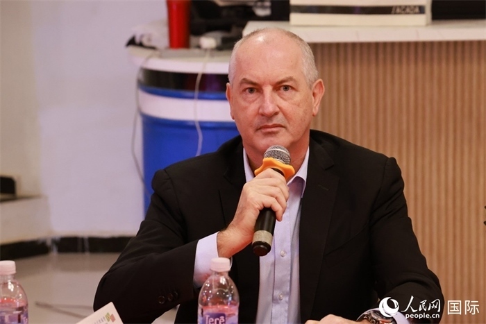 巴西里約大都會研究所執(zhí)行官西奧·舒克在座談會上致辭。人民網(wǎng)記者 陳海琪攝