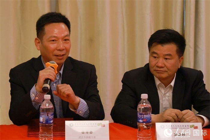 武漢市僑聯(lián)主席徐祥忠（左）在座談會上致辭。人民網(wǎng)記者 陳海琪攝