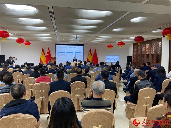 季奕鴻律師主講法律知識。人民網(wǎng)記者 范劍青攝