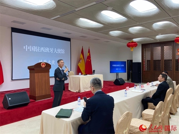 中國駐西班牙大使姚敬在僑界法治講座上致辭。人民網(wǎng)記者 范劍青攝