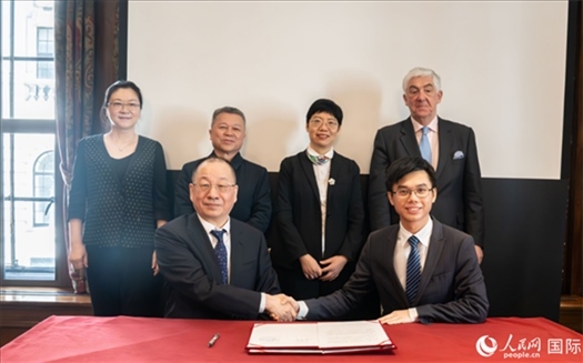 活動簽約現(xiàn)場。實習生 劉船攝