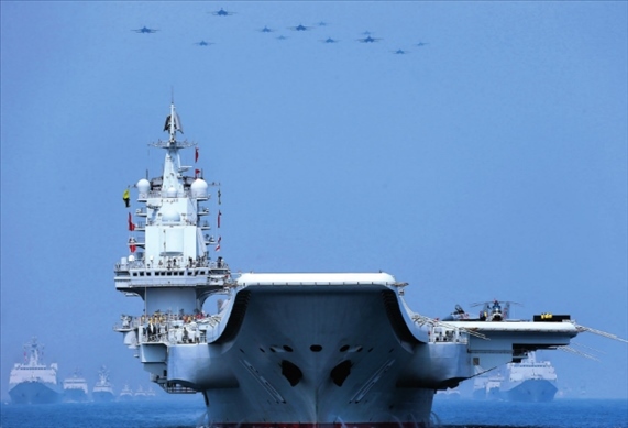 制空作戰(zhàn)梯隊飛越航母編隊上空（2018年攝）。 張雷攝