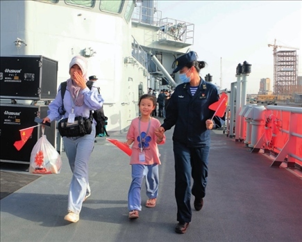 海軍軍艦赴蘇丹緊急撤離我在蘇丹人員。圖為海軍官兵帶領同胞登艦（2023年4月26日攝）。丁家興攝