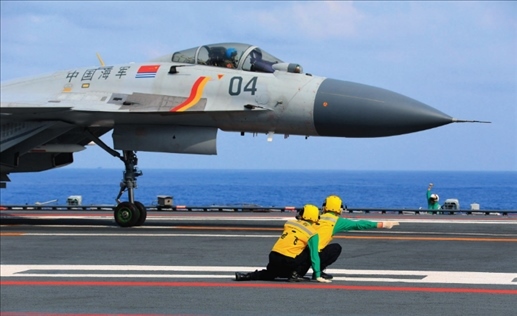 遼寧艦起飛助理作出放飛手勢，殲-15艦載戰(zhàn)斗機起飛（2020年4月攝）。張凱攝