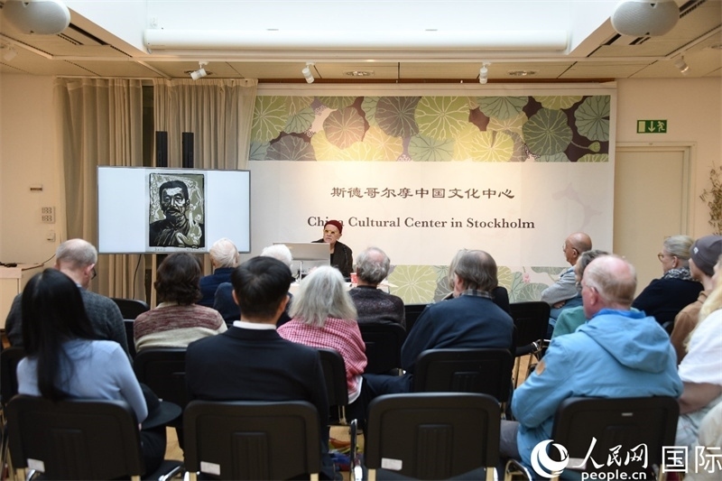 托斯頓·朱雷爾介紹其收藏的中國(guó)版畫(huà)作品。人民網(wǎng)記者殷淼攝