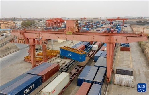 4月21日，二連浩特鐵路口岸龍門吊吊裝中歐班列集裝箱（無人機(jī)照片）。 新華社發(fā)（張海峰攝）