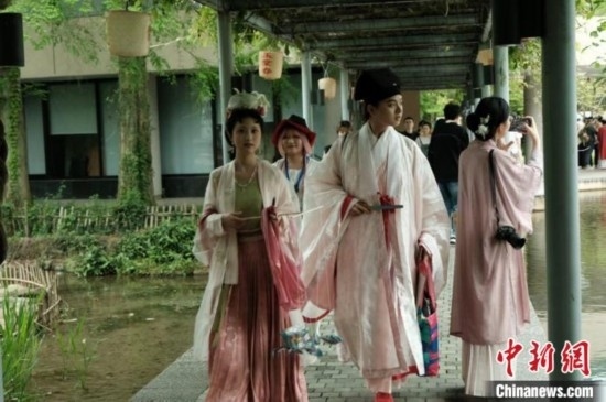 年輕人盛裝過“漢服節(jié)”。毛瑜 攝