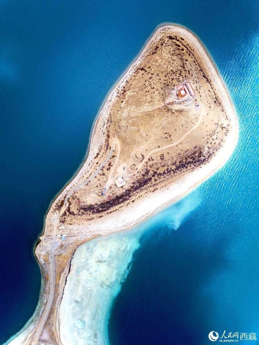 無人機(jī)視角下的西藏羊卓雍錯日托寺風(fēng)光。人民網(wǎng)記者 次仁羅布攝