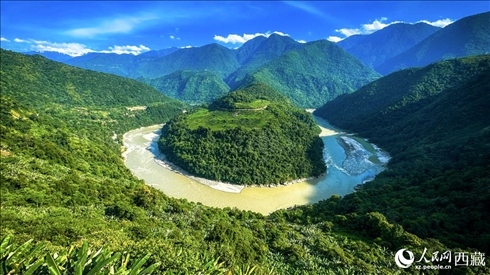 風(fēng)景秀麗、植被繁茂的西藏林芝市墨脫縣果果塘大拐彎。人民網(wǎng)記者 次仁羅布攝