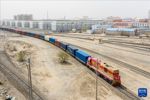 4月21日，中歐班列緩緩駛出二連浩特鐵路口岸（無人機(jī)照片）。 新華社發(fā)（張海峰攝）