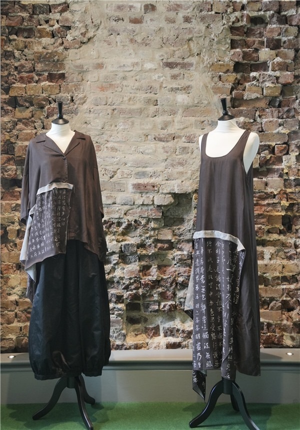 展覽展示的以中國文字為創(chuàng)作靈感的服裝《心經(jīng)》。主辦方供圖