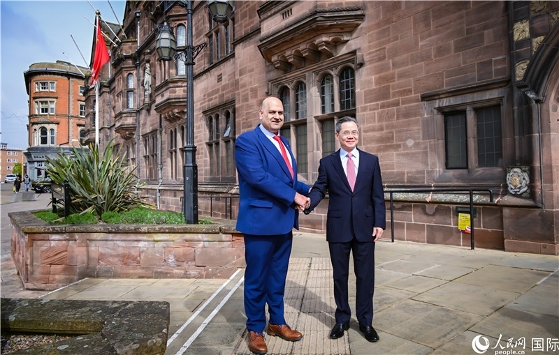 圖為中國駐英國大使鄭澤光在考文垂市政廳會見現(xiàn)場。人民網(wǎng) 郭錦標攝