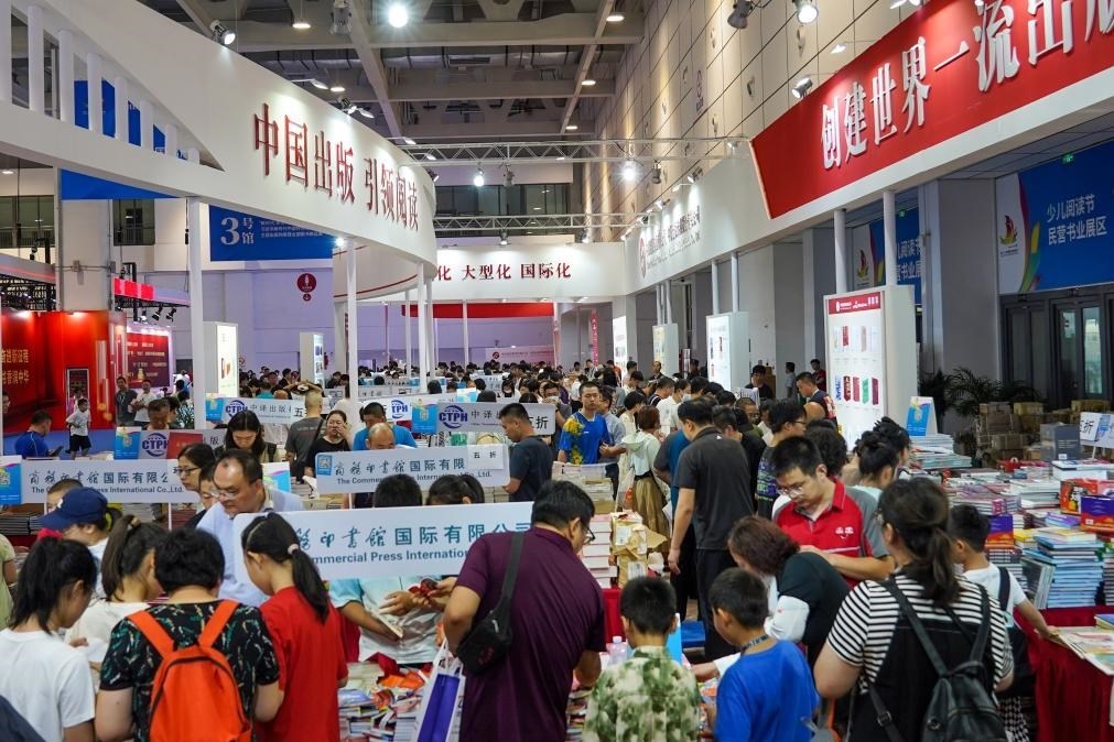 2023年7月31日，在第31屆全國(guó)圖書(shū)交易博覽會(huì)上，讀者在閱覽選購(gòu)新書(shū)。新華社記者 朱崢 攝