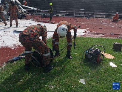 4月23日，救援人員在馬來西亞霹靂州的直升機(jī)墜毀現(xiàn)場救援。新華社發(fā)（馬來西亞消防拯救局供圖）