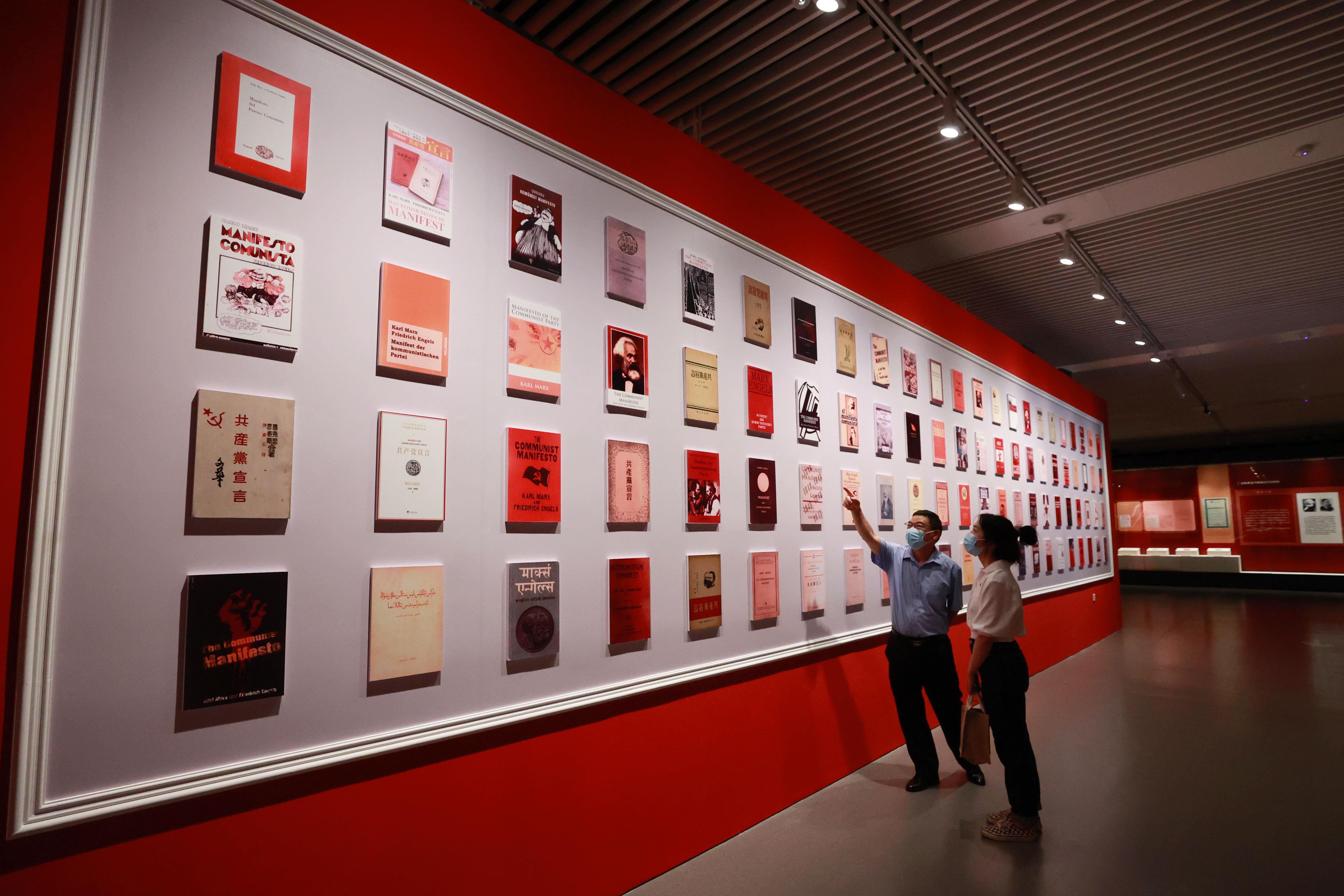 △2021年8月5日，觀眾在國家圖書館觀看不同版本的《共產(chǎn)黨宣言》。