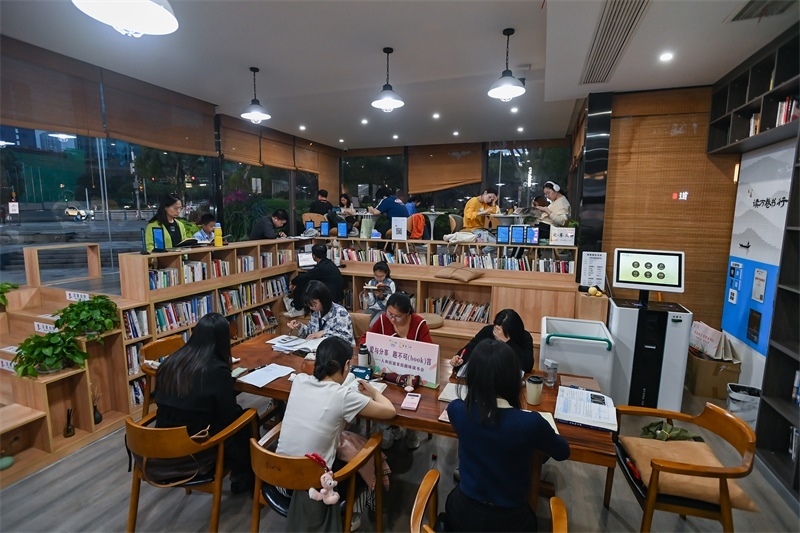 4月22日，讀者在重慶一家24小時城市智慧書房中閱讀。圖片來源：視覺中國