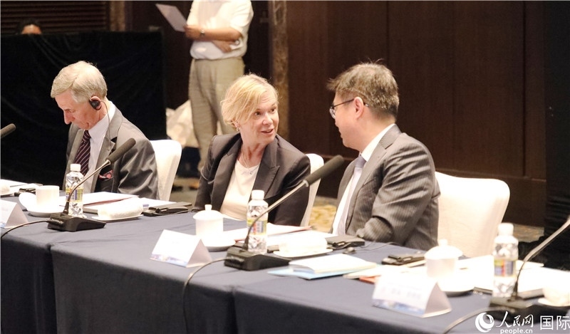 宣介會(huì)上，中外官員親切交談。人民網(wǎng)記者趙益普攝