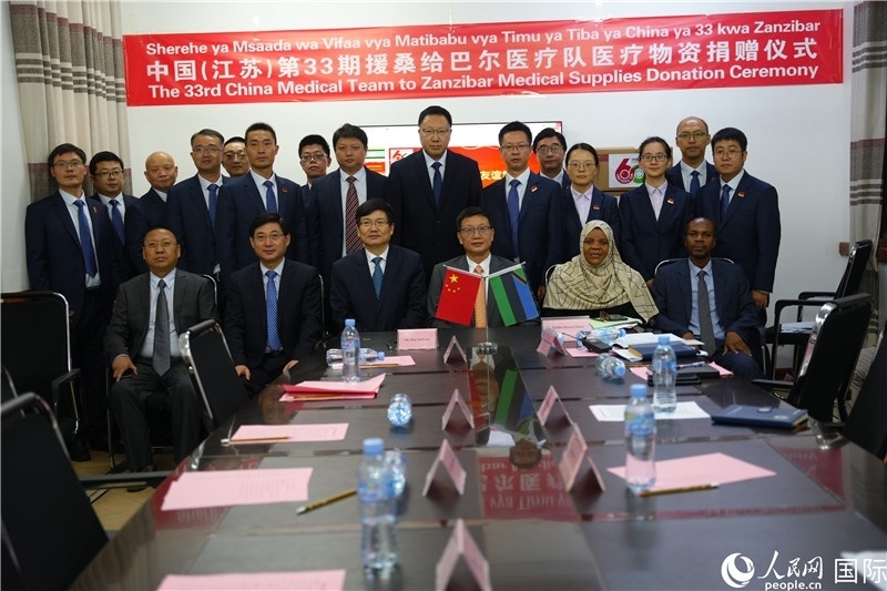 中非雙方代表及醫(yī)療隊(duì)在捐贈(zèng)現(xiàn)場(chǎng)合影。中國(guó)援桑醫(yī)療隊(duì)供圖