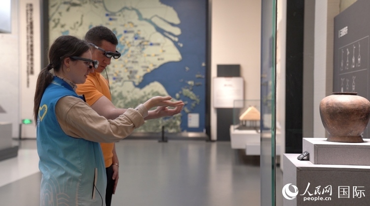 人民網(wǎng)外籍專家在良渚博物院體驗(yàn)AR眼鏡。人民網(wǎng)記者 袁蒙攝