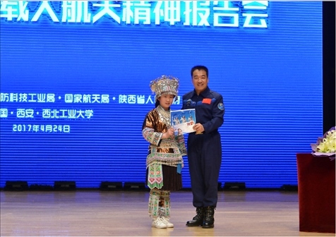韋知月（化名）在西北工業(yè)大學(xué)與英雄航天員張曉光合影。受訪者供圖