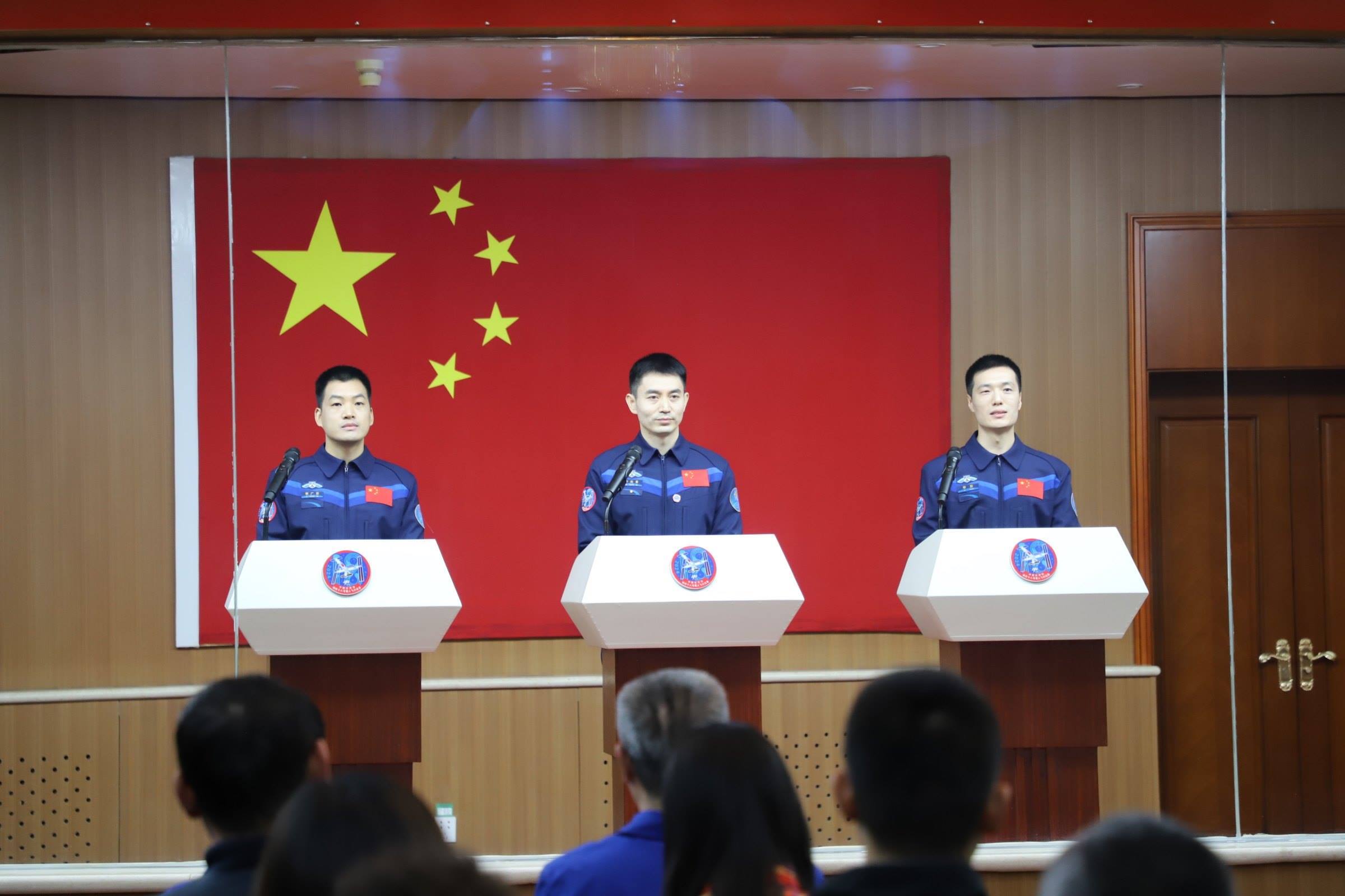 神舟十八號航天員與中外媒體記者集體見面。人民網(wǎng)記者 黃帆攝