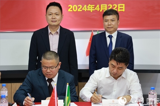 巴西中國浙江商會會長鄭俠茂（右前）與蘭溪市招商服務中心黨組副書記胡鑫亮（左前）簽署合作備忘錄。人民網(wǎng)記者 陳海琪攝