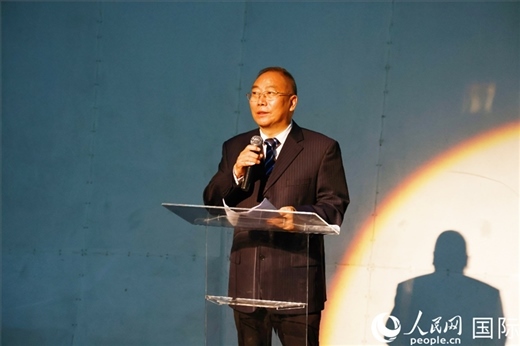 四川省文化和旅游廳副廳長王成平在活動(dòng)現(xiàn)場進(jìn)行旅游推介。人民網(wǎng)記者 陳海琪攝