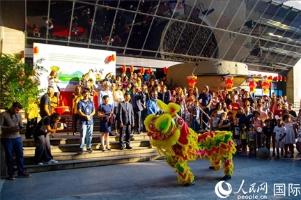 巴西民眾在里約天文館前觀看舞獅表演。四川省文化和旅游廳供圖。