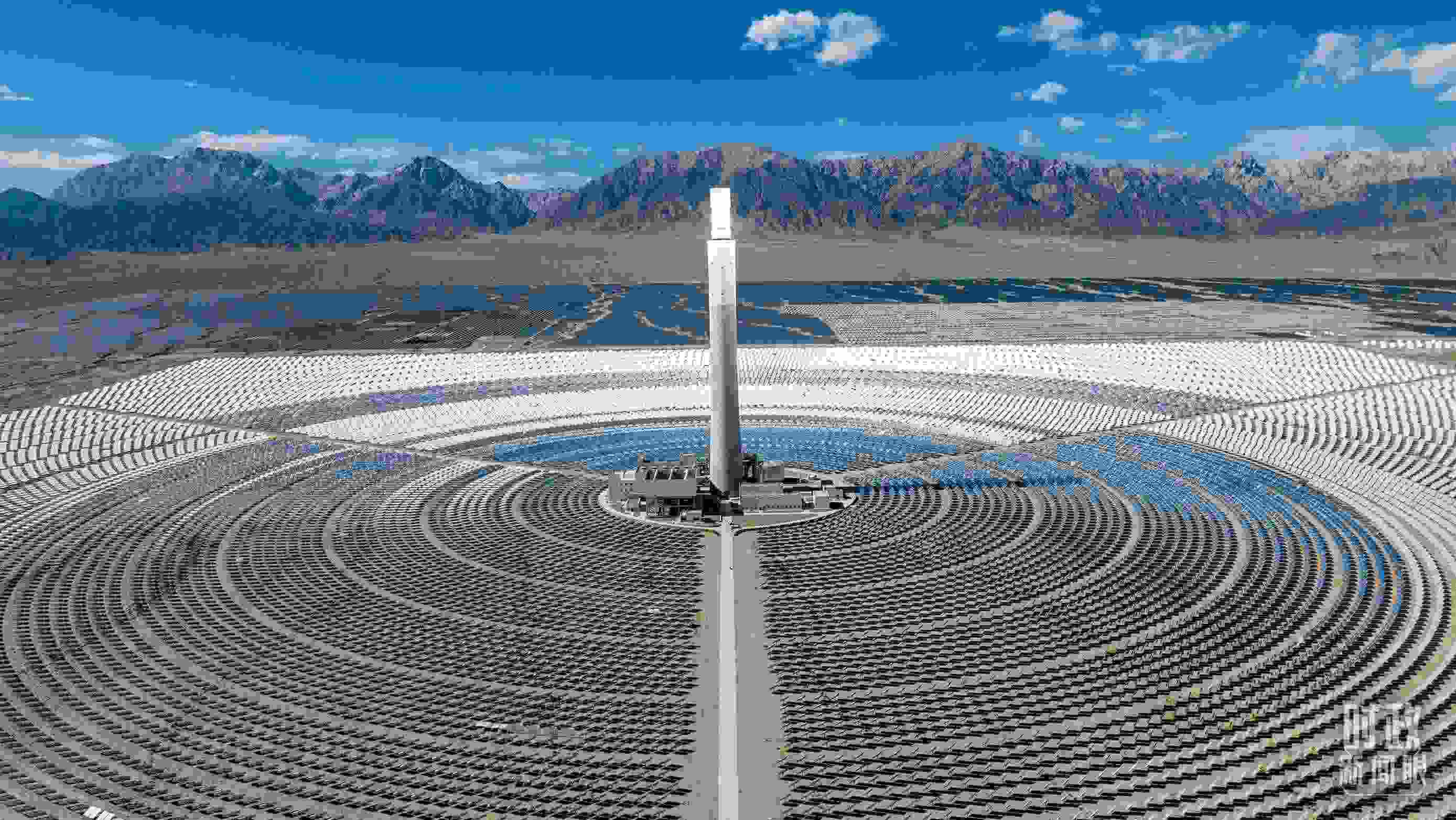 △青海海西德令哈塔式熔鹽儲(chǔ)能光熱發(fā)電廠。（圖/視覺中國）