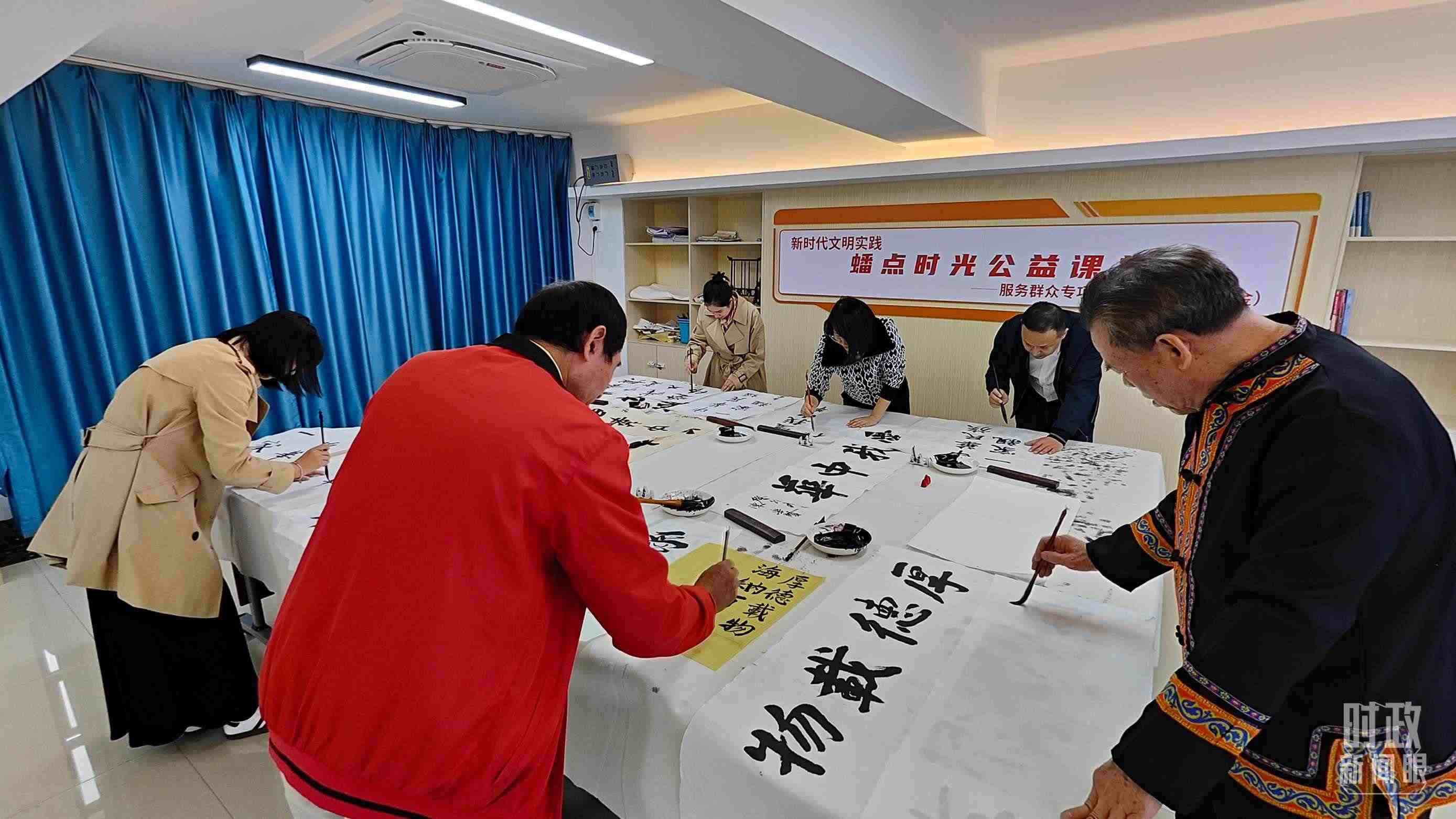 △廣西南寧市多民族社區(qū)——盤龍社區(qū)居民練習(xí)書法。（總臺(tái)央視記者楊立峰拍攝）
