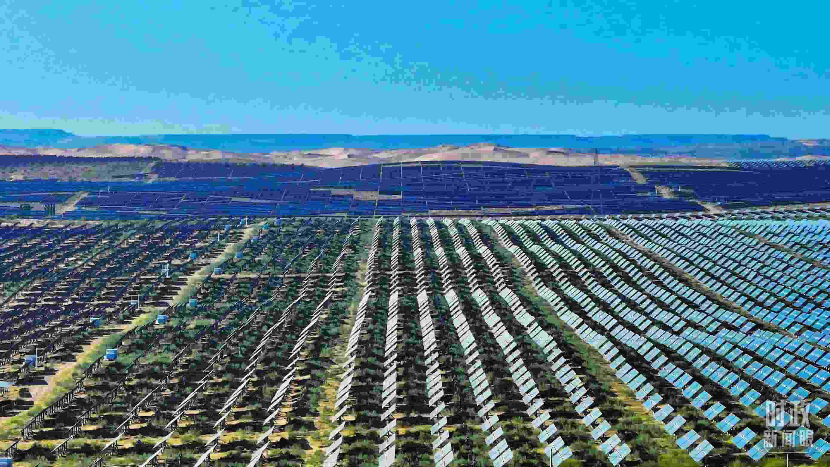 △內(nèi)蒙古鄂爾多斯，庫布其沙漠新能源基地。（圖/視覺中國）