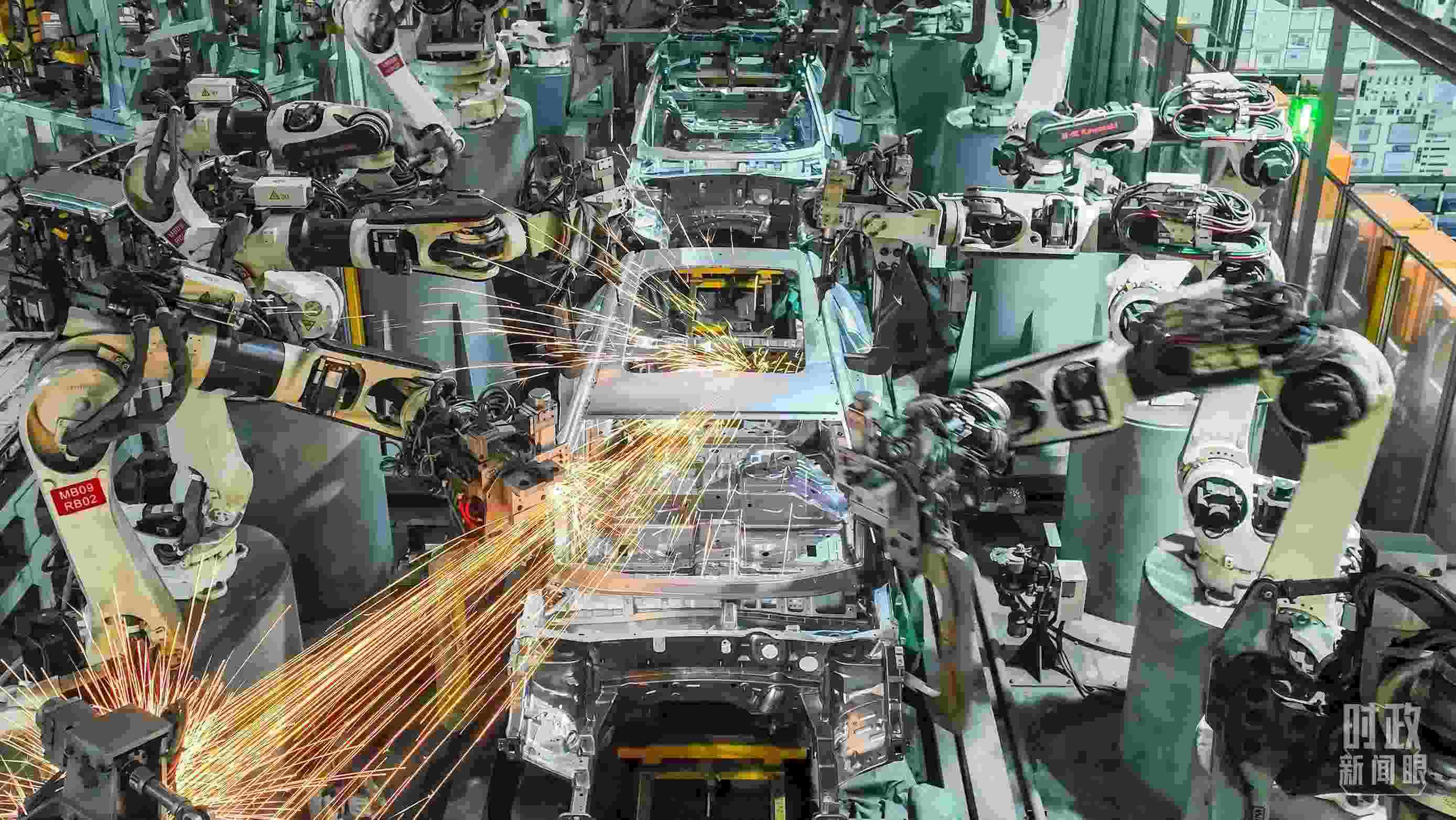  △2024年4月，重慶兩江新區(qū)的一家汽車制造企業(yè)，生產(chǎn)一派繁忙。（圖/視覺中國）