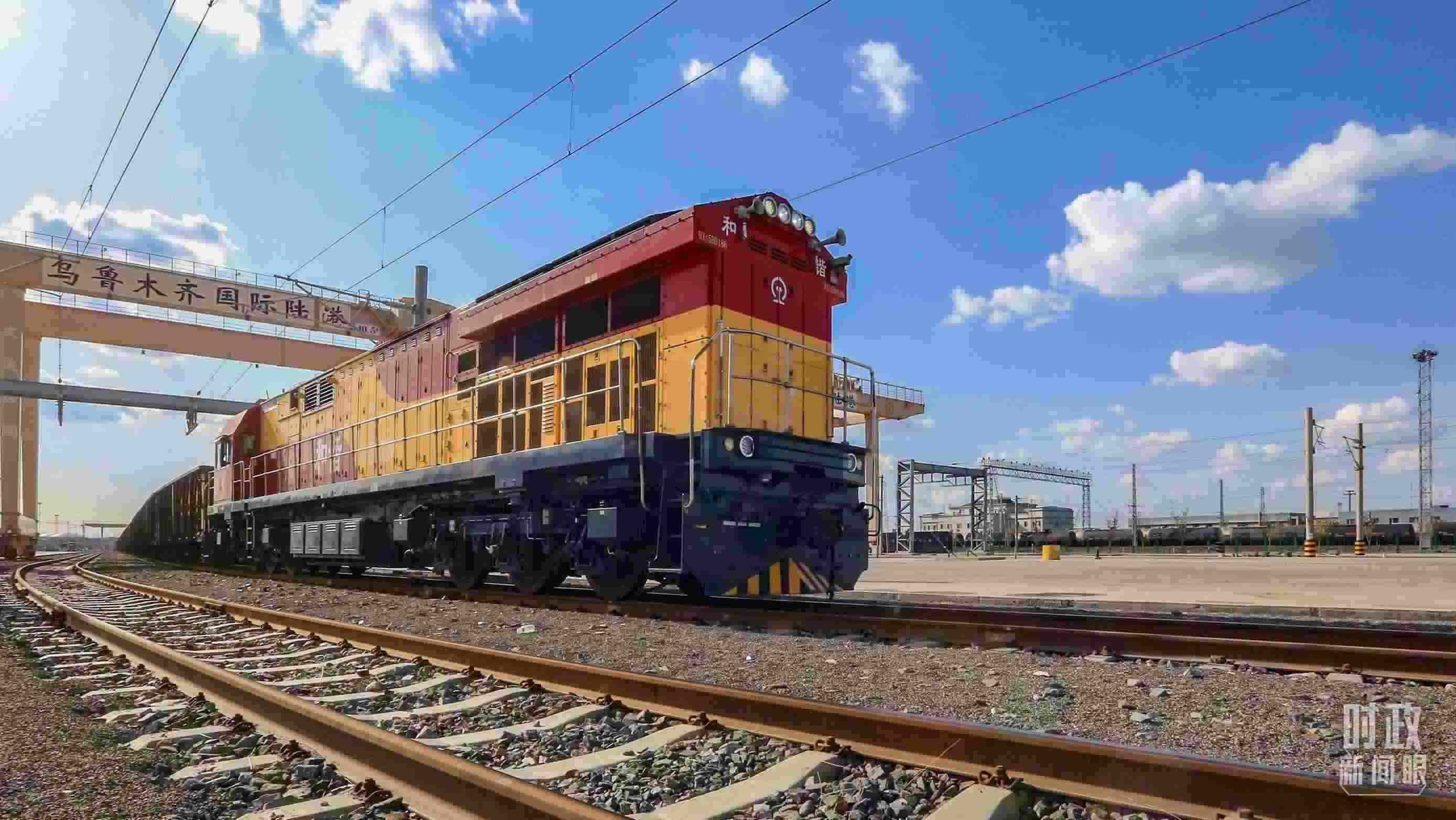 △2024年4月，烏魯木齊國際陸港區(qū)中歐班列“天山號(hào)”暢行絲路。（圖/視覺中國）