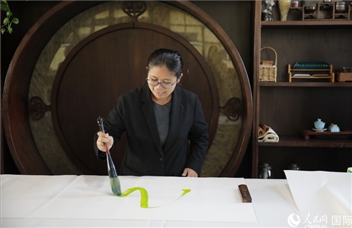 緬甸駐華大使館副館長、公使銜參贊杜欣瑪泰參加《五百筆·瀾湄合作》集體藝術創(chuàng)作。人民網(wǎng)王婧攝