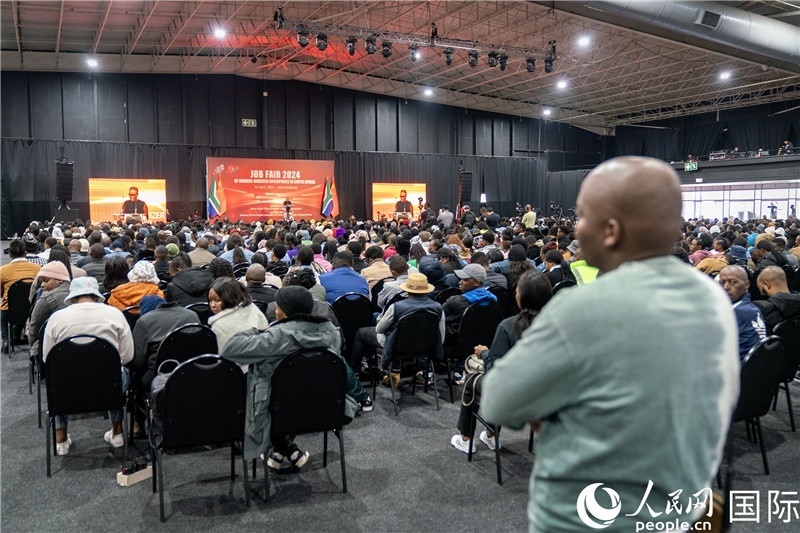 2024年中資企業(yè)招聘大會(huì)現(xiàn)場。 人民網(wǎng) 希拉茲攝