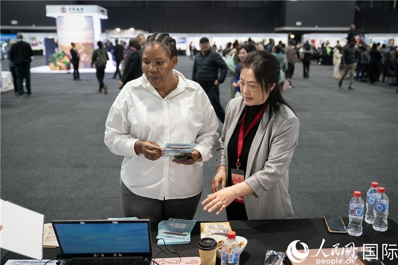 中企工作人員和當(dāng)?shù)厍舐氄呓徽劇Ｏ＠潝z