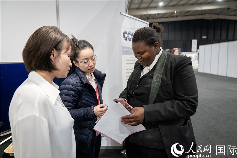 中企工作人員和當(dāng)?shù)厍舐氄呓徽劇Ｏ＠潝z