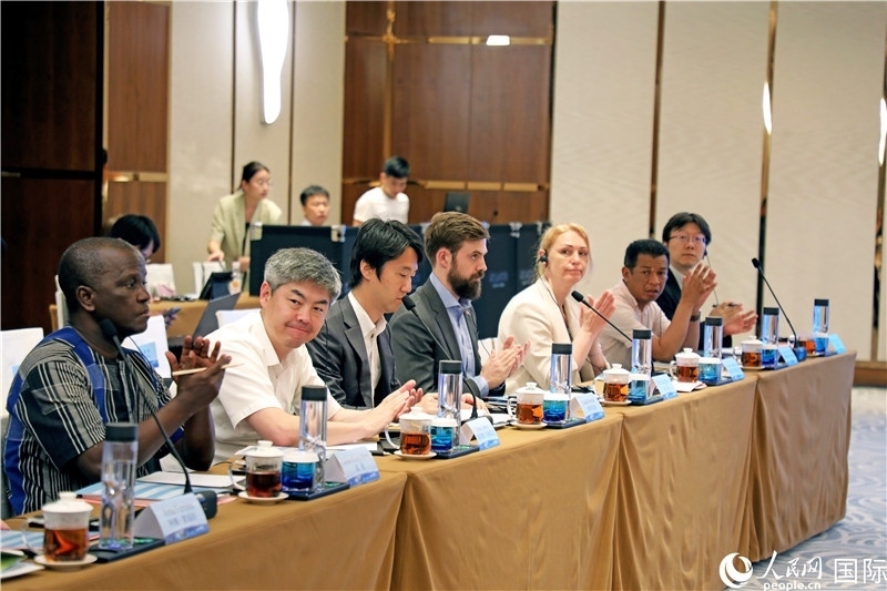 參加產(chǎn)業(yè)對接會的各國駐華使節(jié)。人民網(wǎng)記者趙益普攝