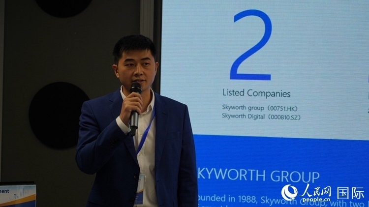 創(chuàng)維南非綠能公司總經(jīng)理倪亮介紹創(chuàng)維的破圈之路。人民網(wǎng) 劉暢攝