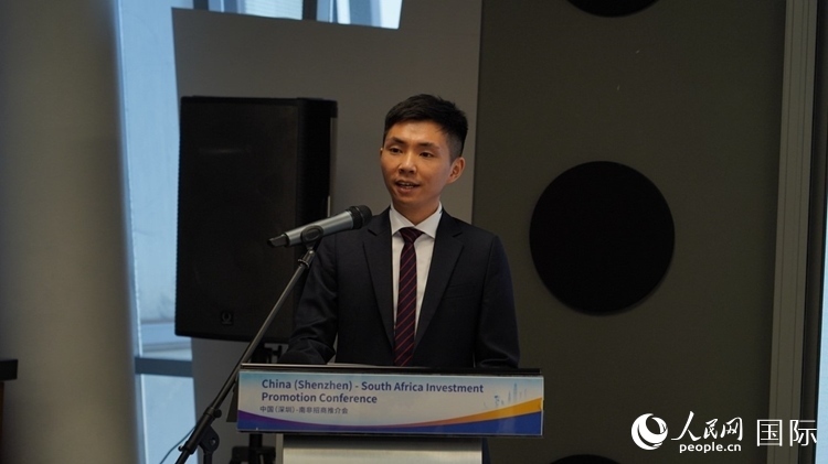 深圳市黃金珠寶首飾行業(yè)協(xié)會副會長李澤鋒介紹深圳市黃金珠寶產(chǎn)業(yè)發(fā)展情況。人民網(wǎng) 劉暢攝