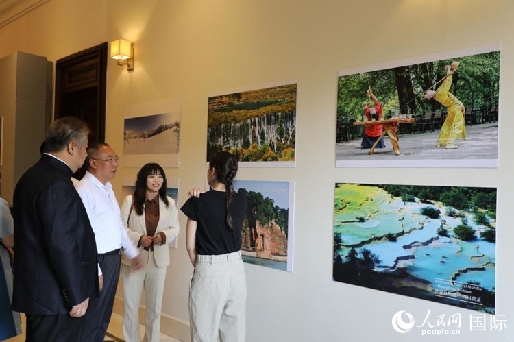 四川省文化和旅游廳副廳長王成平、墨西哥松林文化中心展覽部主任盧西亞·恩里克斯·岡薩雷斯·薩拉維亞、墨西哥中國文化中心主任石岳文參觀圖片展。拍攝者為墨西哥分社外籍雇員埃內斯托·多明戈斯